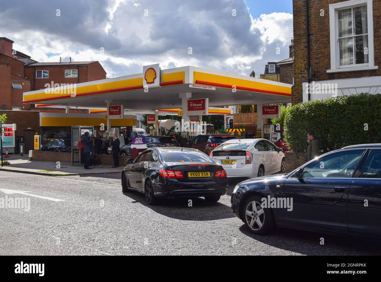 London, Großbritannien. September 2021. Eine Warteschlange an einer Shell-Tankstelle in Camden, eine der wenigen Stationen, die geöffnet sind, da der Treibstoffmangel weiter anhält. An vielen Tankstellen ist aufgrund des Mangels an Lkw-Fahrern im Zusammenhang mit dem Brexit und des panischen Kaufs Benzin ausgelaufen. Kredit: Vuk Valcic / Alamy Live Nachrichten Stockfoto