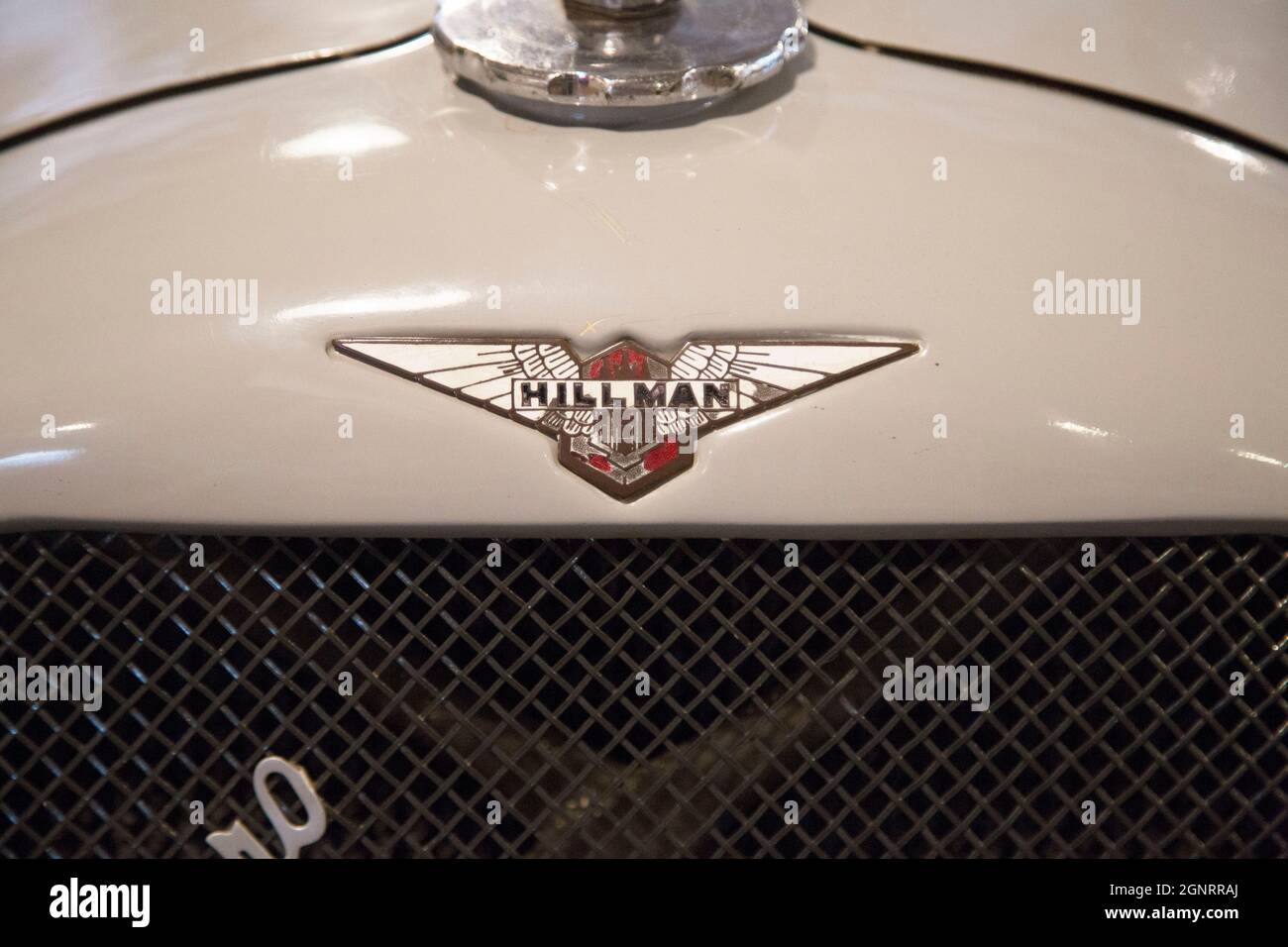 Hillman Oldtimer-Fabrikations-Abzeichen, Brooklands Museum, Weybridge, Surrey, England Stockfoto