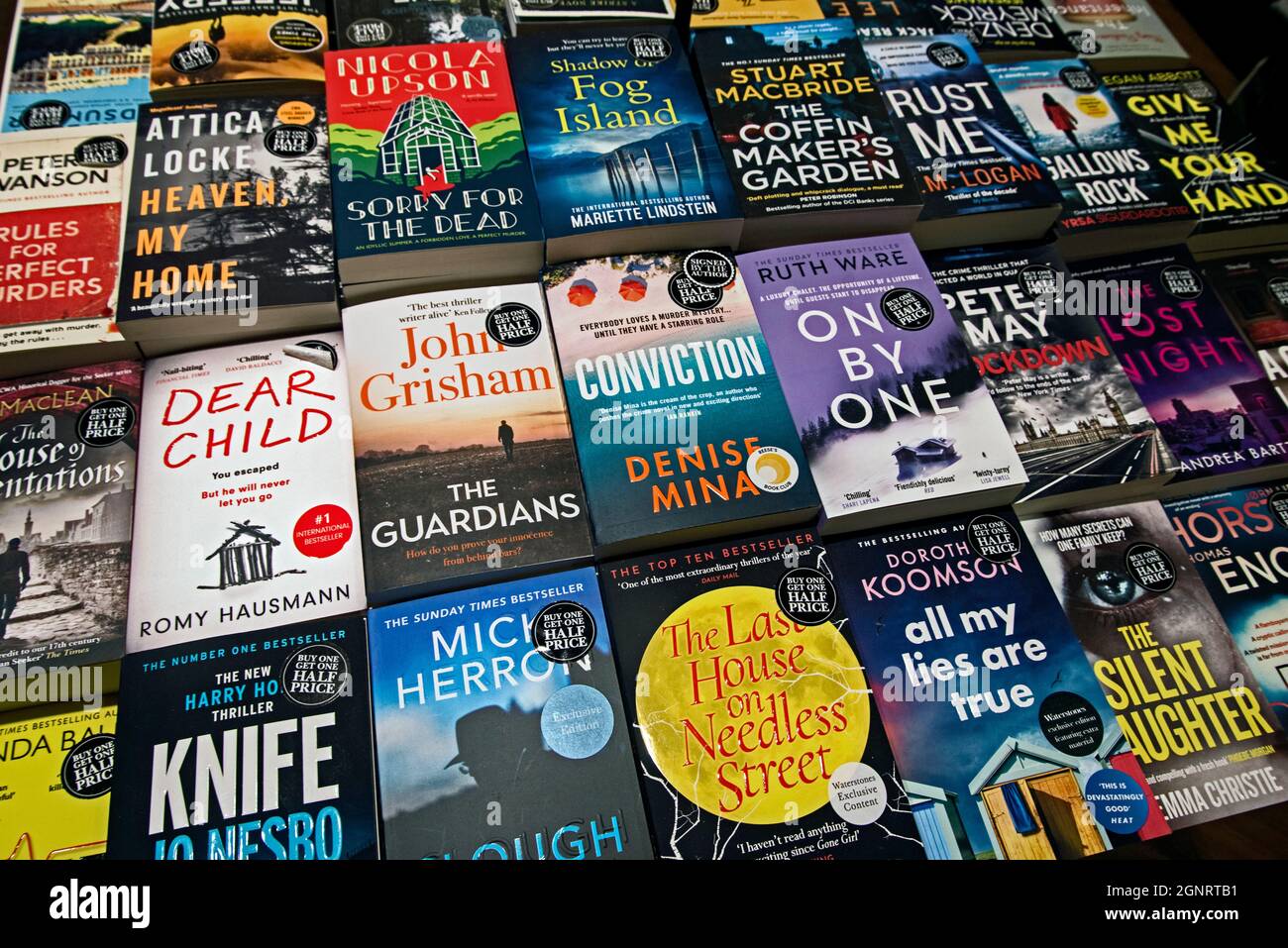 Eine Auswahl von Kriminalromanen, die in einem Buchladen in Edinburgh ausgestellt werden. Stockfoto
