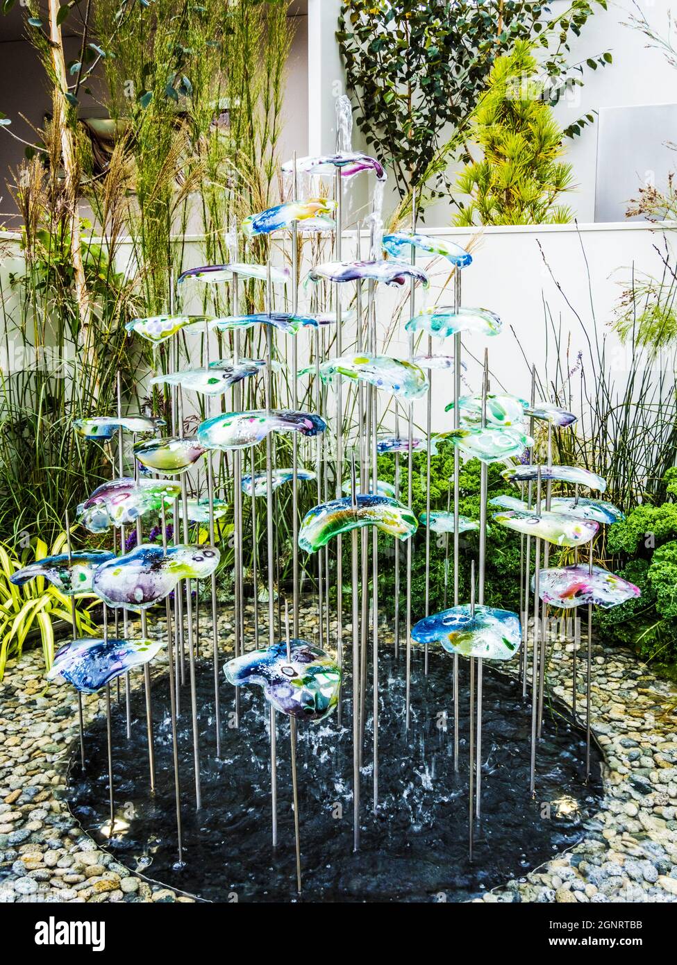 Auf der Chelsea Flower Show wird modernes Glas-Wasser im Garten gezeigt. Stockfoto