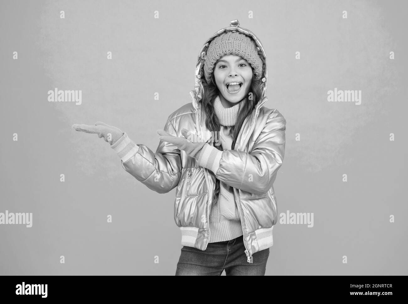 Skijacke mädchen teen Schwarzweiß-Stockfotos und -bilder - Alamy