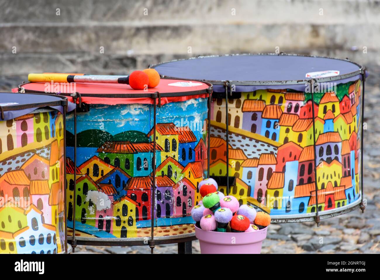 Ethnisch und bunt dekorierten Satz von Trommeln handgemacht gemalt auf den Straßen von Pelourinhin, Salvador, Bahia Stockfoto