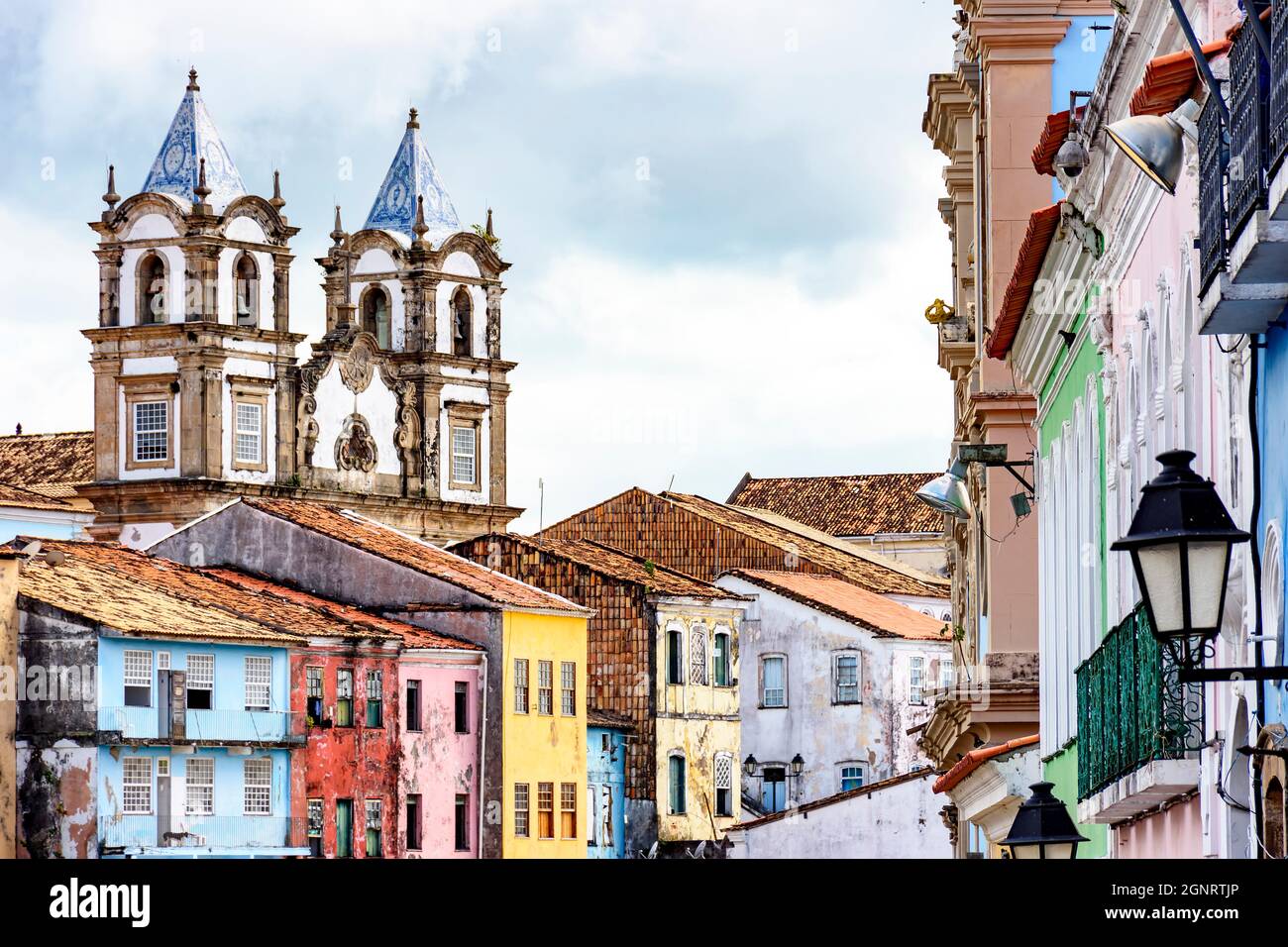 Farbenprächtiges historisches Viertel von Pelourinklusive Kathedralenturm im Hintergrund. Das historische Zentrum von Salvador, Bahia, Brasilien. Stockfoto