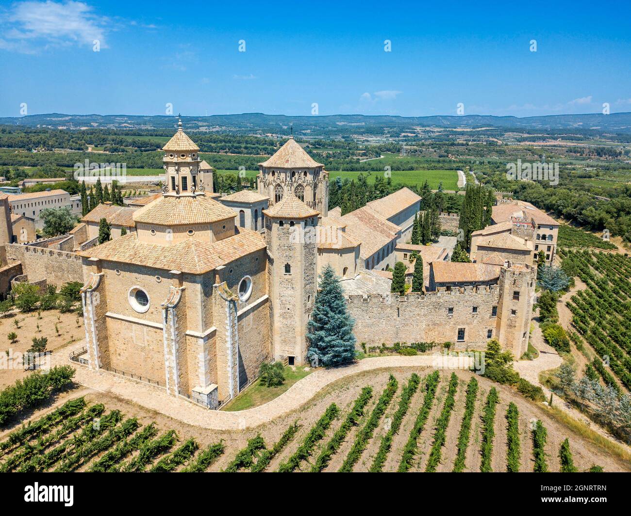 Luftaufnahme des Klosters Santa Maria de Poblet und der umliegenden Felder in Poblet, Vimbodí, Tarragona, Katalonien, Spanien. Dieses Kloster von Poblet wa Stockfoto