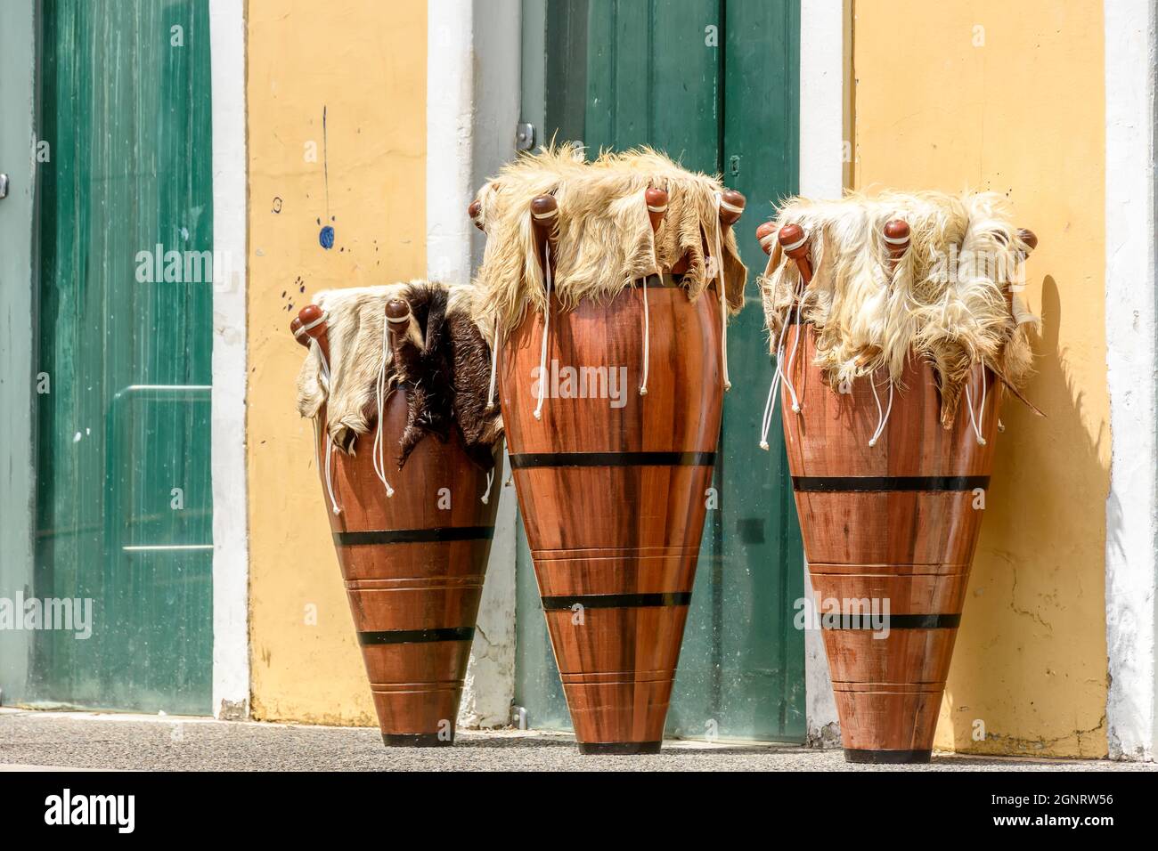 Ethnische und verzierte Trommeln werden in den Straßen von Pelourinhin, dem historischen Zentrum der Stadt Salvador in Bahia, auch als Atabaken bezeichnet Stockfoto