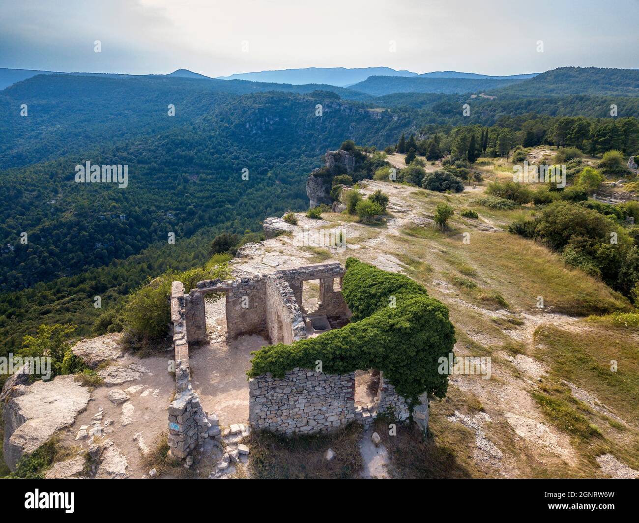 Verlassene Dorf La Mussara in den Prades Bergen, Sierra de Prades Baix Camp Tarragona Spanien. Acht Gebäude in Ruinen sind zu sehen. Das einzige o Stockfoto