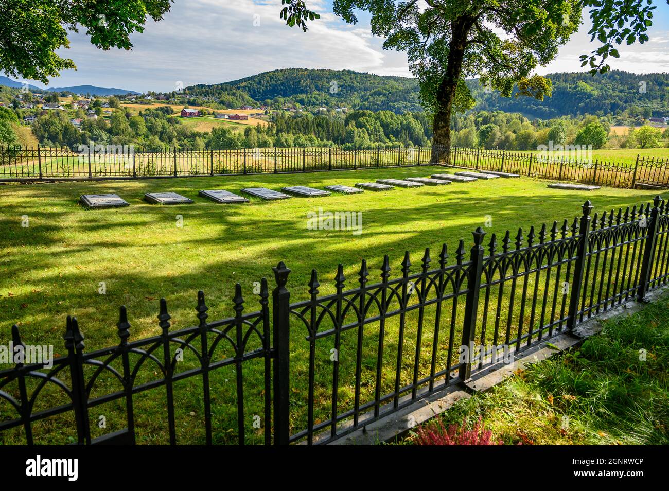 Der private Friedhof der Familie Cappelen mit Metallgrabsteinen, der flach auf dem Boden in Ulefoss, Kreis Telemark, Norwegen, liegt. Stockfoto