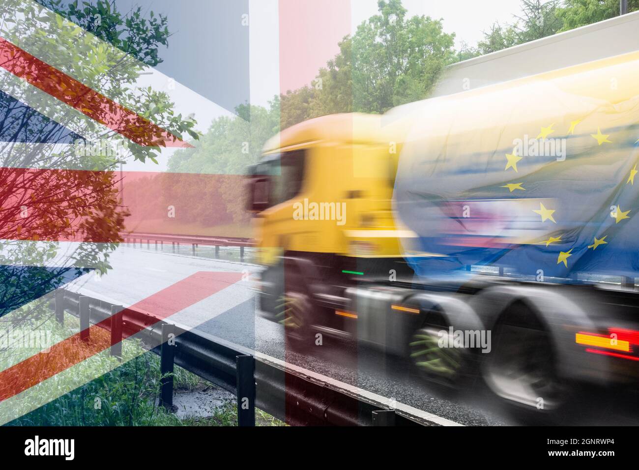 Tanker mit EU-Flagge und UK-Flagge überlagert. Steigende Benzinpreise, LKW-Fahrer-Knappheit, Tankrumpanikkauf, Brexit-Knappheit... Konzept Stockfoto