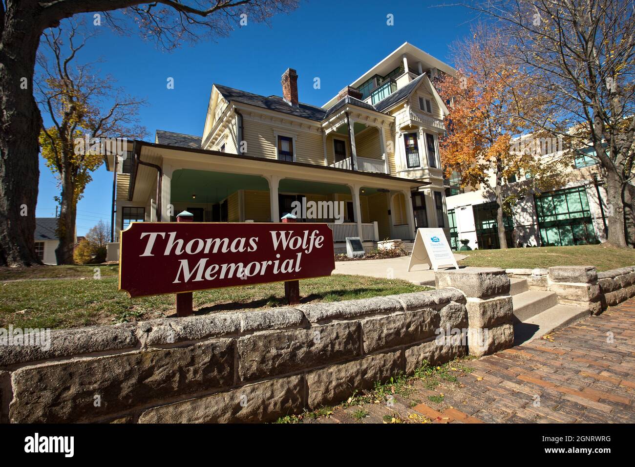 Heim und Denkmal des amerikanischen Autors Thomas Wolfe in der Spruce Street 46 in Asheville, North Carolina. Stockfoto