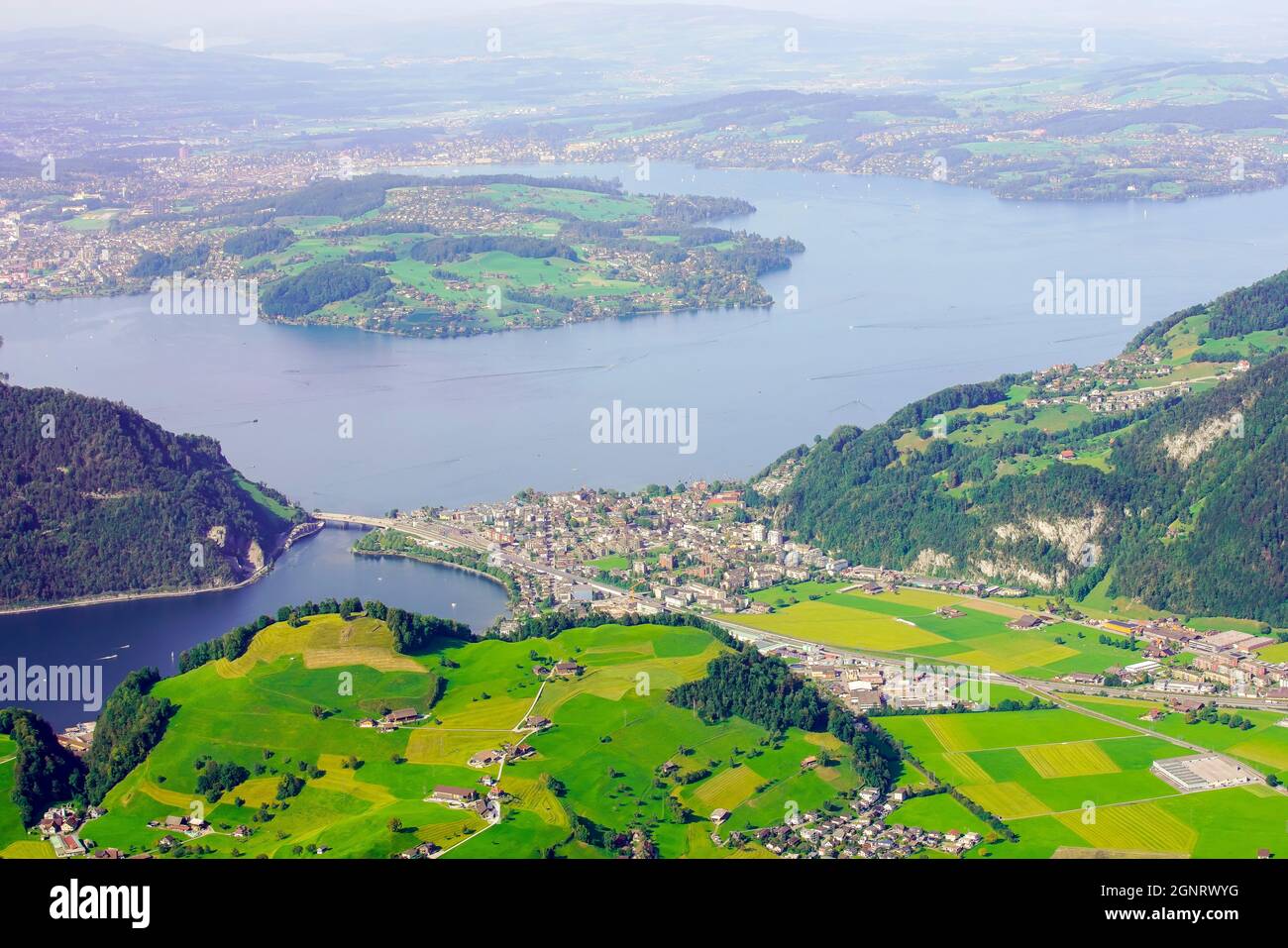 Blick auf den Vierwaldstättersee von der Seilbahn auf das Stanserhorn, Kanton Nidwalden nahe der Grenze zu Obwalden, Schweiz. Stockfoto