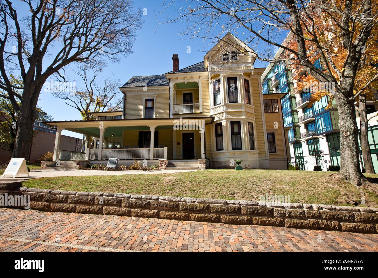 Heim und Denkmal des amerikanischen Autors Thomas Wolfe in der Spruce Street 46 in Asheville, North Carolina. Stockfoto