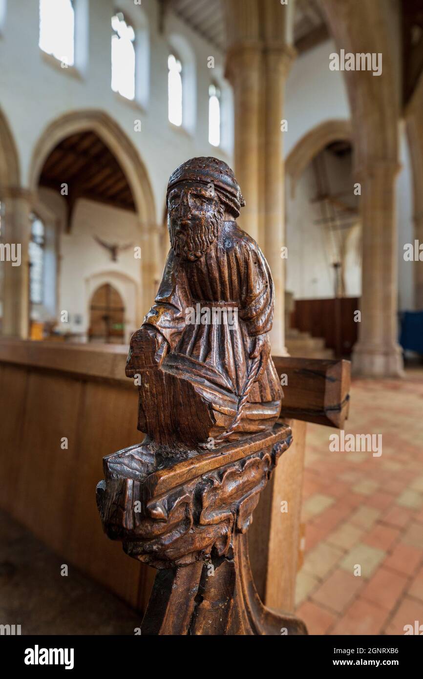 Ein geschnitzter Kopf aus Mohnbänken, der eine der „Sieben Todsünden“ in der Holy Trinty Church, Blythburgh, Suffolk, England, darstellt Stockfoto