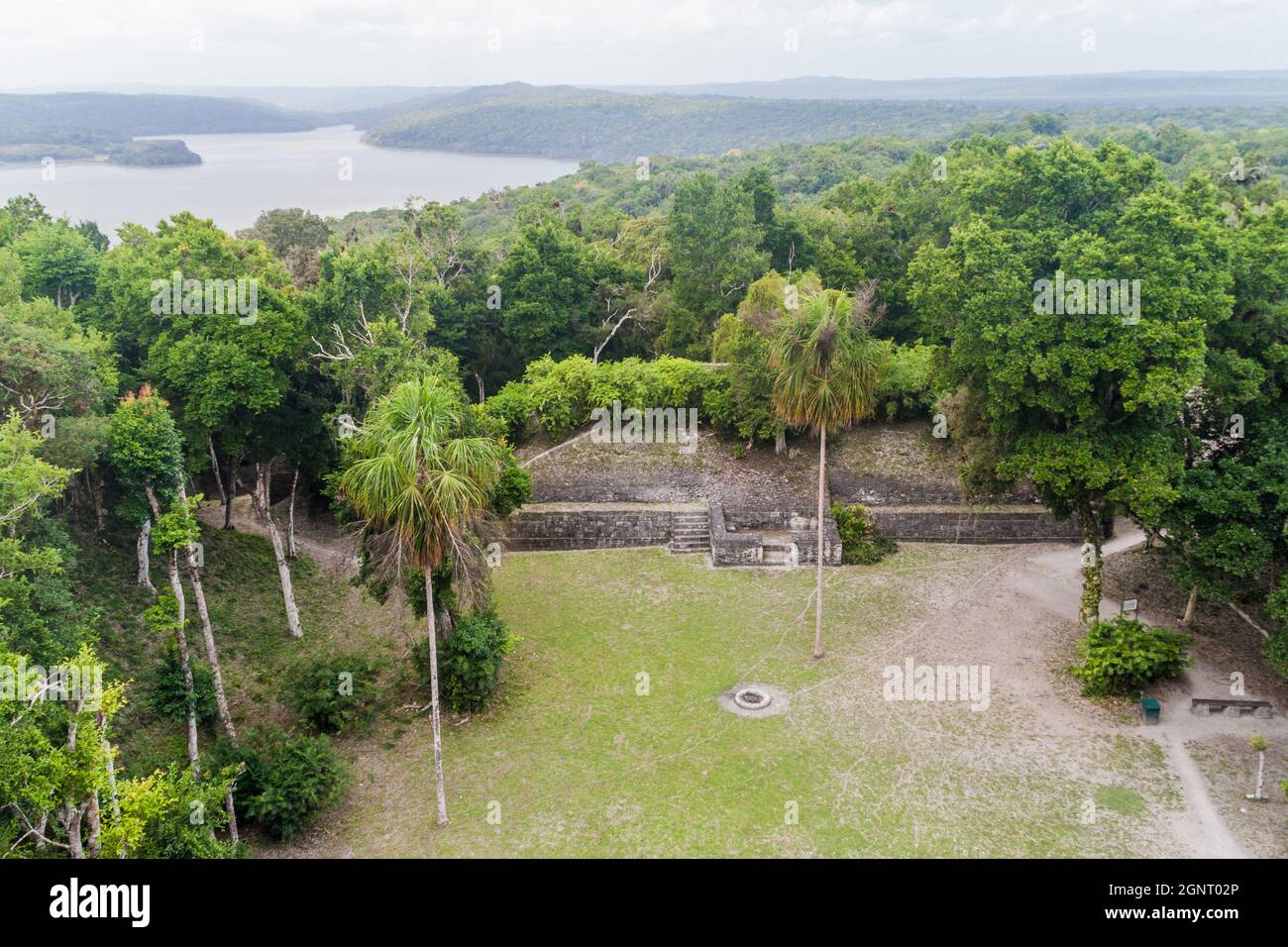 Luftaufnahme der archäologischen Stätte Yaxha, Guatemala Stockfoto