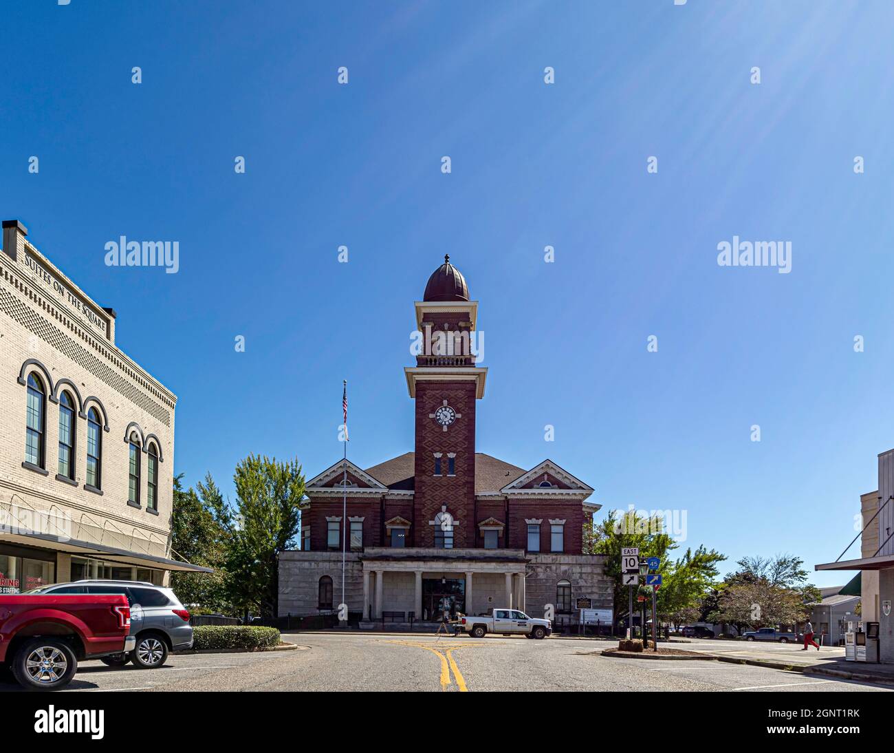 Greenville, Alabama, USA - 24. September 2021: Vordereingang des historischen Butler County Courthouse, erbaut 1903, aus der Sicht der Commerce Street. Grün Stockfoto