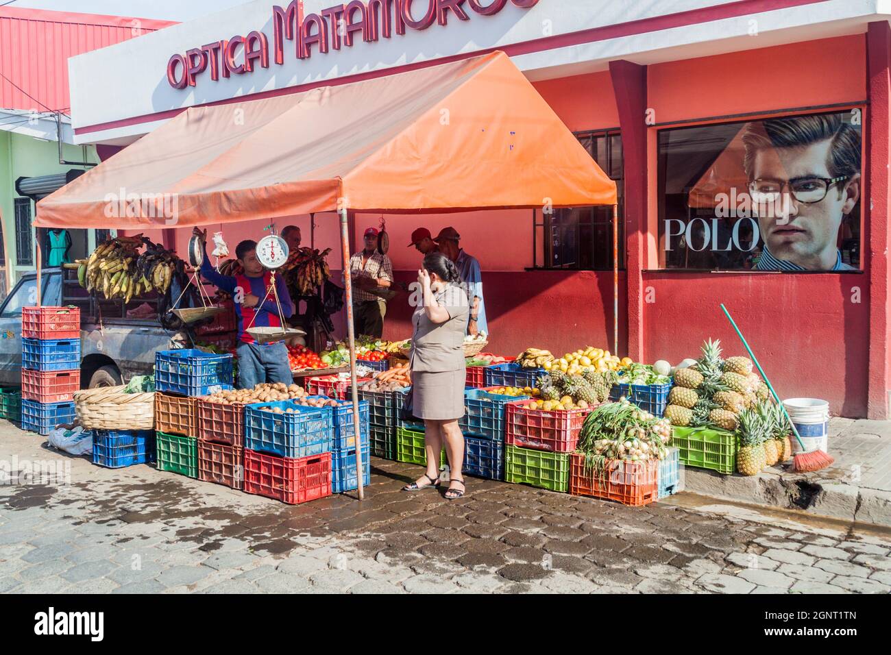 ESTELI, NICARAGUA - 21. APRIL 2016: Obst- und Gemüseland an einer Straße in Esteli. Stockfoto