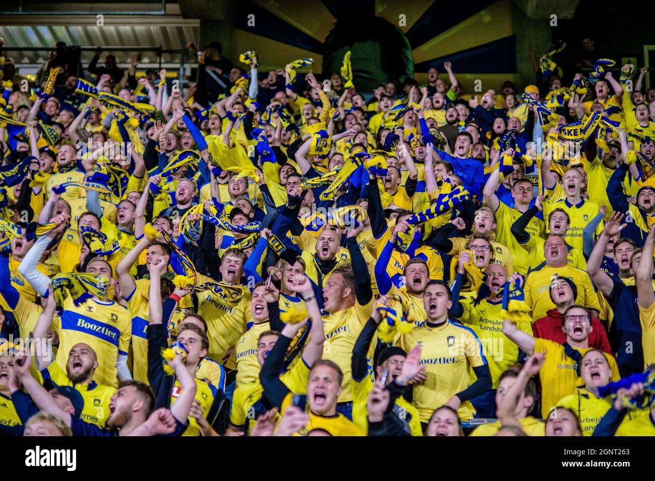 Broendby, Dänemark. September 2021. Fußballfans von Broendby WERDEN WÄHREND des UEFA Europa League-Spiels zwischen Broendby IF und Sparta Prag im Broendby-Stadion in Broendby auf den Tribünen gesehen. (Foto: Gonzales Photo - Robert Hendel). Stockfoto