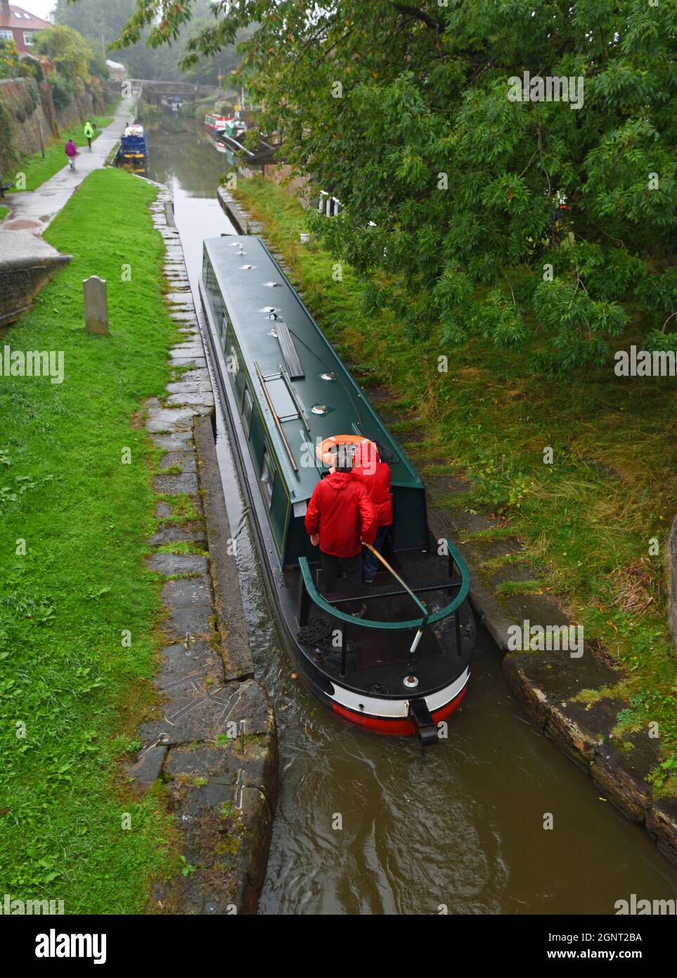 Schmale Bootfahrt in den Macclesfield Kanal bei Marple Heshire. Stockfoto