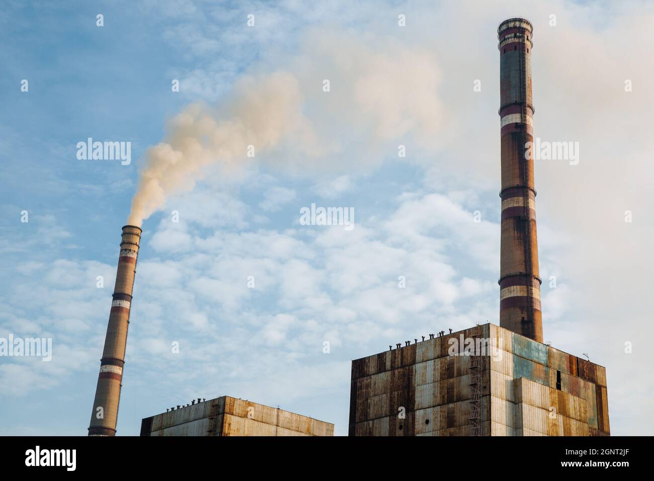 Luftverschmutzung, Werksrohre, Rauch aus Kaminen auf dem Hintergrund des Himmels. Konzept der Industrie, Ökologie, Dampfanlage, Heizperiode, globale Erwärmung. Umweltproblem Stockfoto