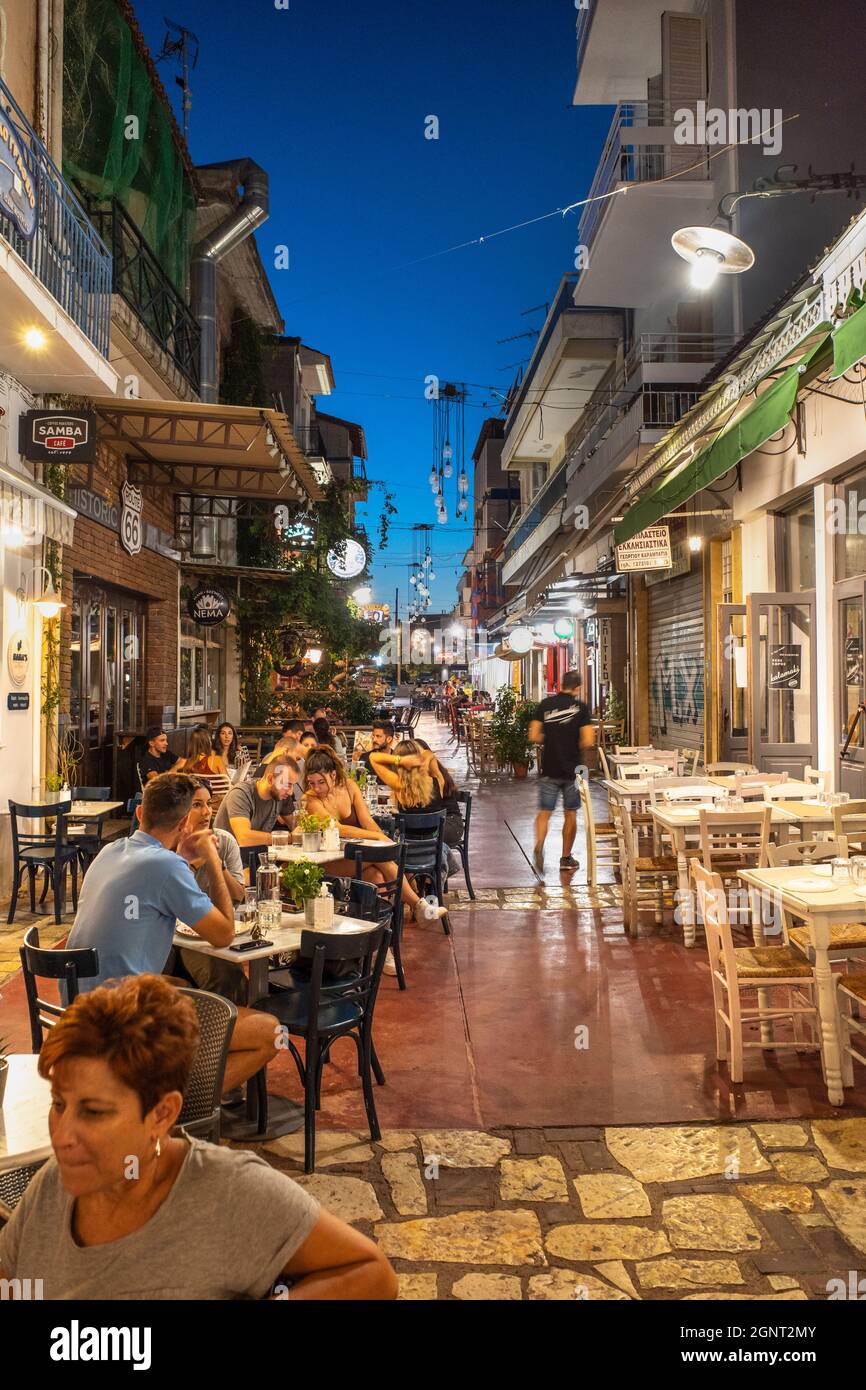 Nachtleben in der Altstadt von Kalamata neben der Agia Apostoli Kirche Messenia, Südpeloponnes, Griechenland, Stockfoto