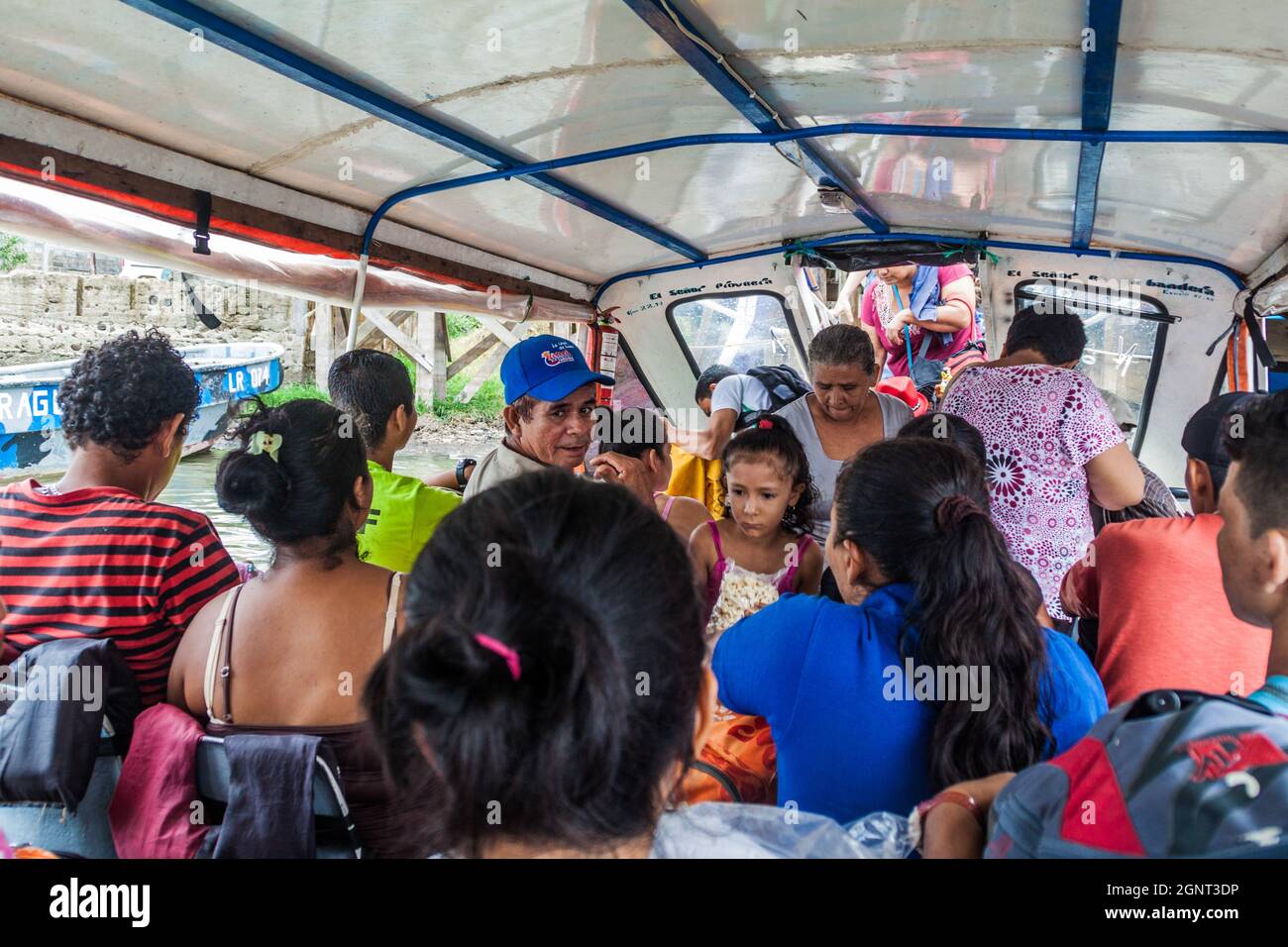 SAN CARLOS, NICARAGUA - 6. MAI 2016: Passagiere eines Bootes, das am Fluss San Juan in der Stadt San Carlos, Nicaragua, entlang fährt Stockfoto