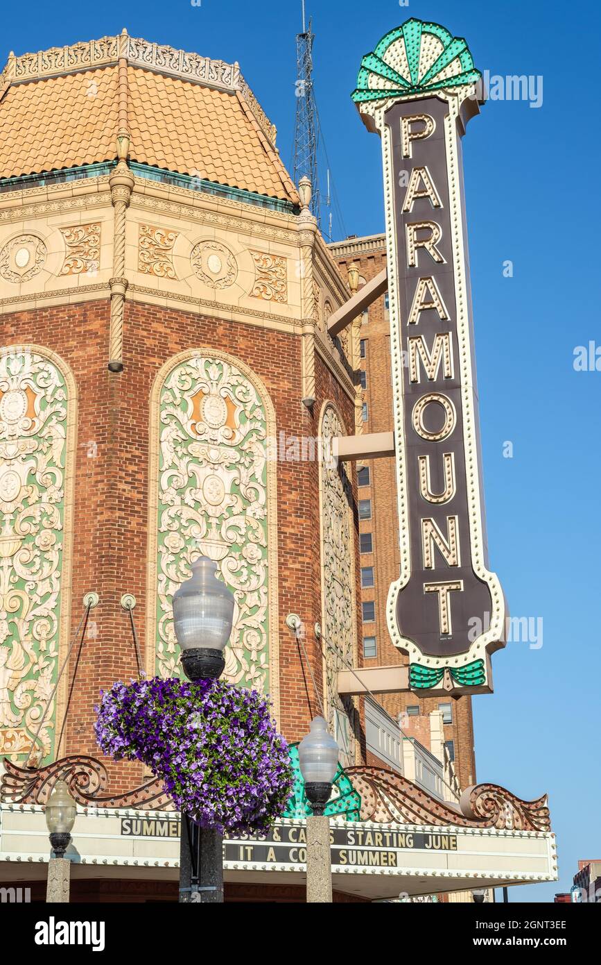 Aurora, Illinois, USA - 18th 2021. September - das Paramount Theater Schild mit blauem Himmel dahinter. Das Paramount wurde 1931 eröffnet und renoviert Stockfoto