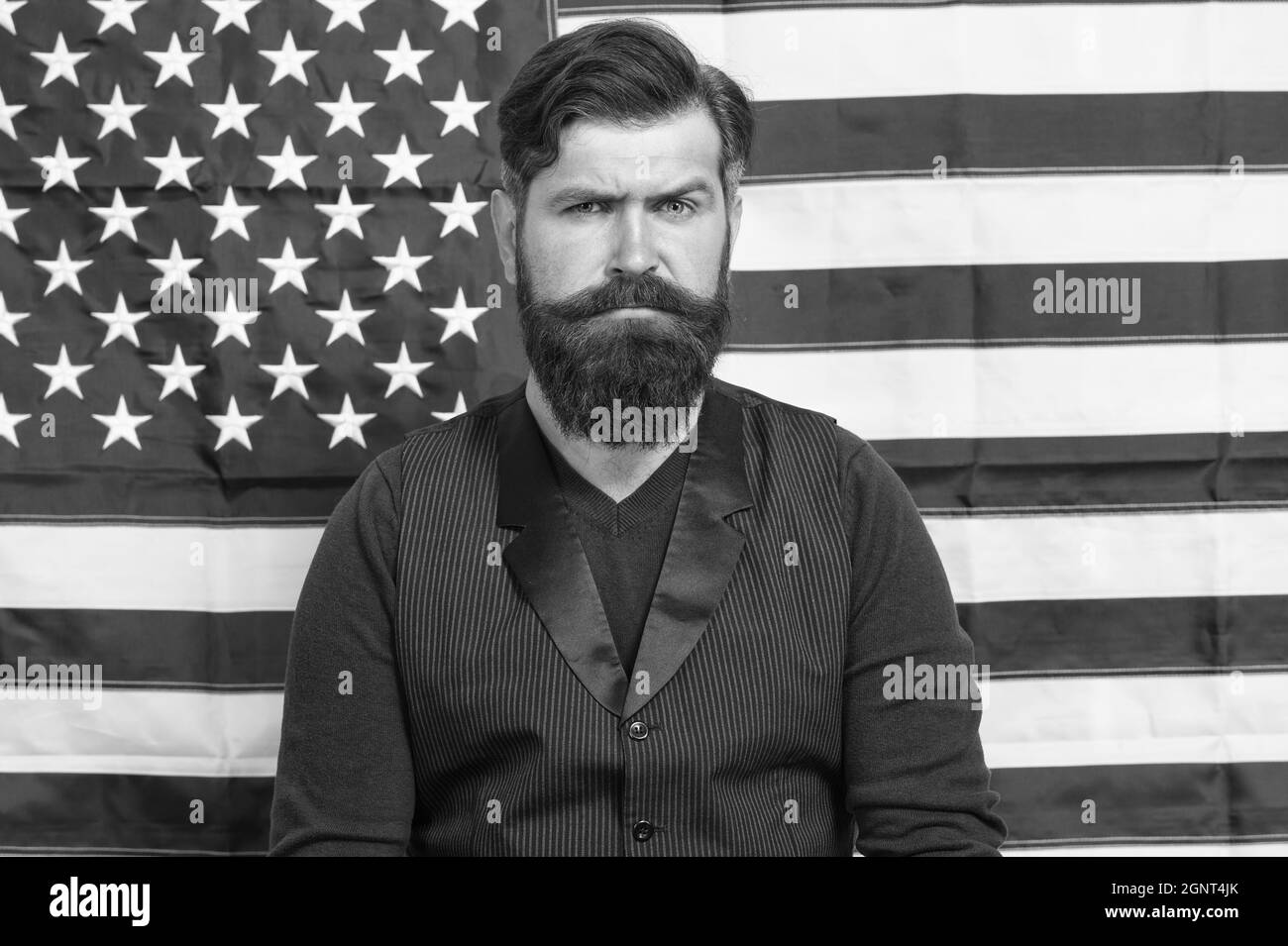 Er ist echter Patriot. Seriöser amerikanischer Bürger bei der Wahl. Feier des Sieges. Bärtiger Hipster-Mann, der für die usa patriotisch ist. amerikanische Bildung Stockfoto
