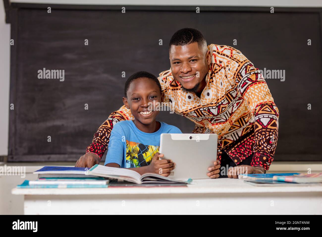 enseignement supérieur et energriant avec tablette. professeur de haut Niveau et d'étudiant au téléphone en classe Stockfoto