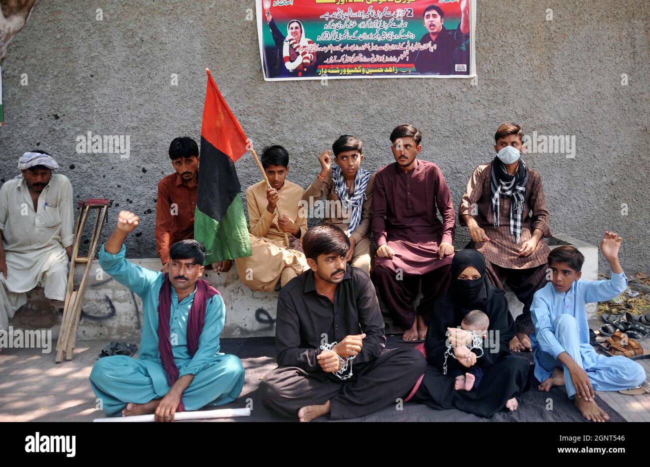 Die Bewohner von Masu Bhurgari veranstalten am Montag, dem 27. September 2021, im Hyderabad-Presseclub eine Protestdemonstration gegen die hohe Händigkeit einflussreicher Menschen. Stockfoto