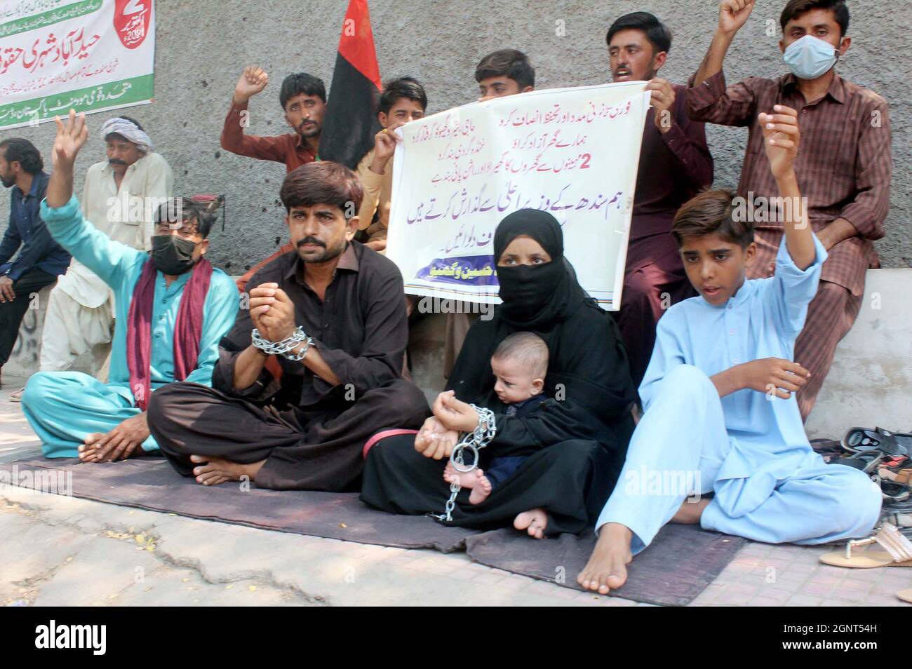 Die Bewohner von Masu Bhurgari veranstalten am Montag, dem 27. September 2021, im Hyderabad-Presseclub eine Protestdemonstration gegen die hohe Händigkeit einflussreicher Menschen. Stockfoto