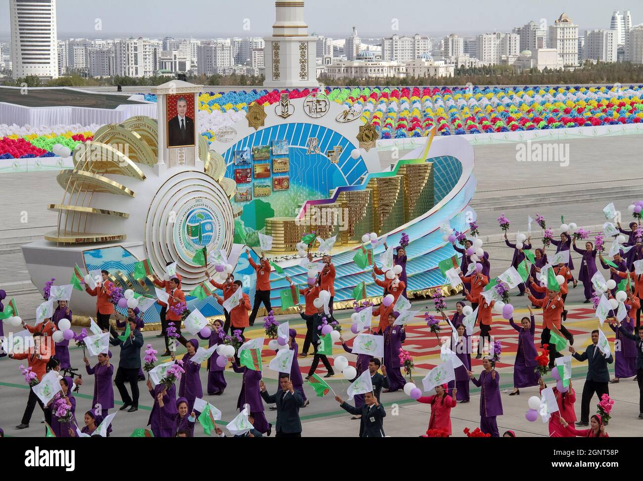 Menschen nehmen an einer Parade zum Unabhängigkeitstag in Aschgabat, Turkmenistan, Teil, die am 27. September 2021 stattfindet. REUTERS/Vyatscheslav Sarkisyan – WIEDERHOLUNG DER QUALITÄT Stockfoto