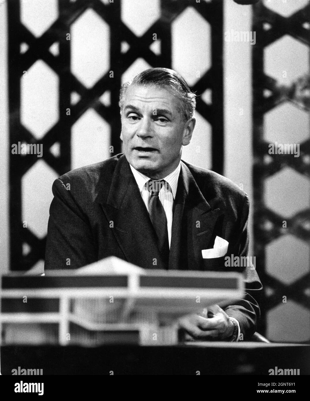 Die künstlerische Leiterin LAURENCE OLIVIER mit einem Modell des CHICHESTER FESTIVAL-THEATERS diskutiert das Projekt während der Zeit seines Aufbaus in Sussex England auf ABC Television's neuer Arts-Sendung TEMPO in der 1. Folge, die am 1. Oktober 1961 im Fernsehen übertragen wurde Stockfoto