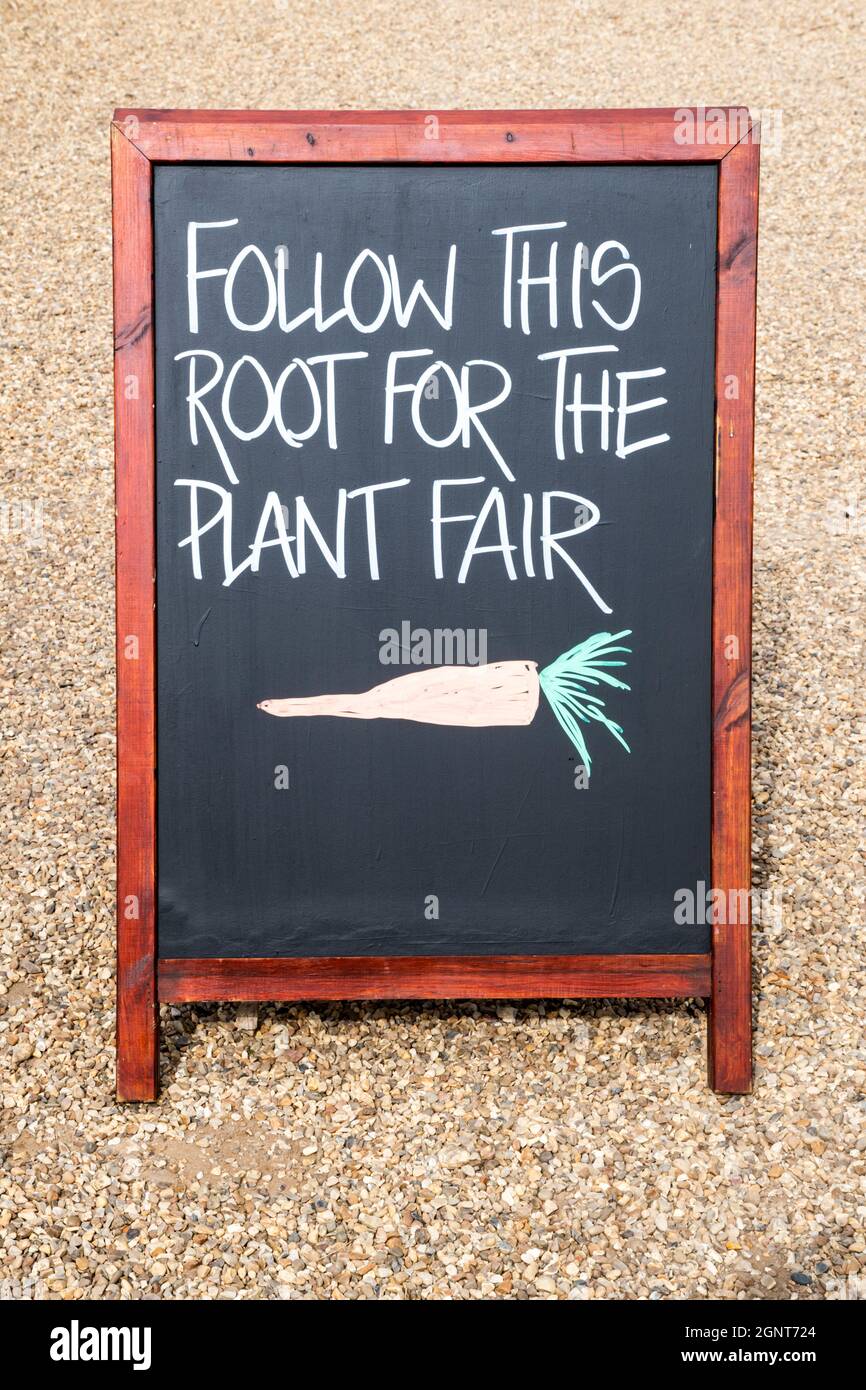 Ein amüsantes Schild am Eingang zur Holkham Plant Fair. Stockfoto