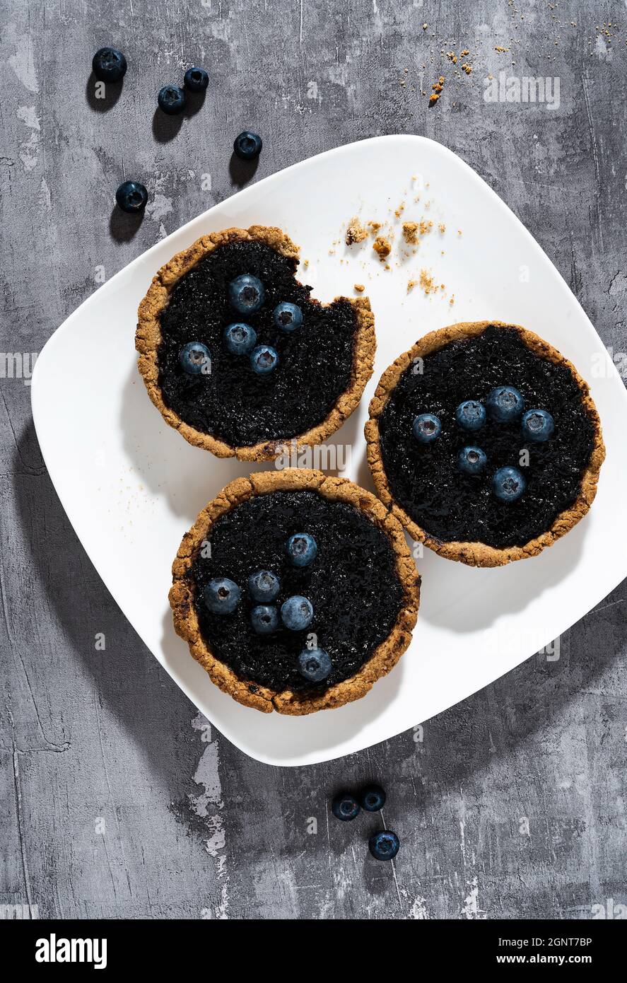 Kleine italienische Crostata-Kuchen mit Heidelbeermarmelade auf einem Teller Stockfoto