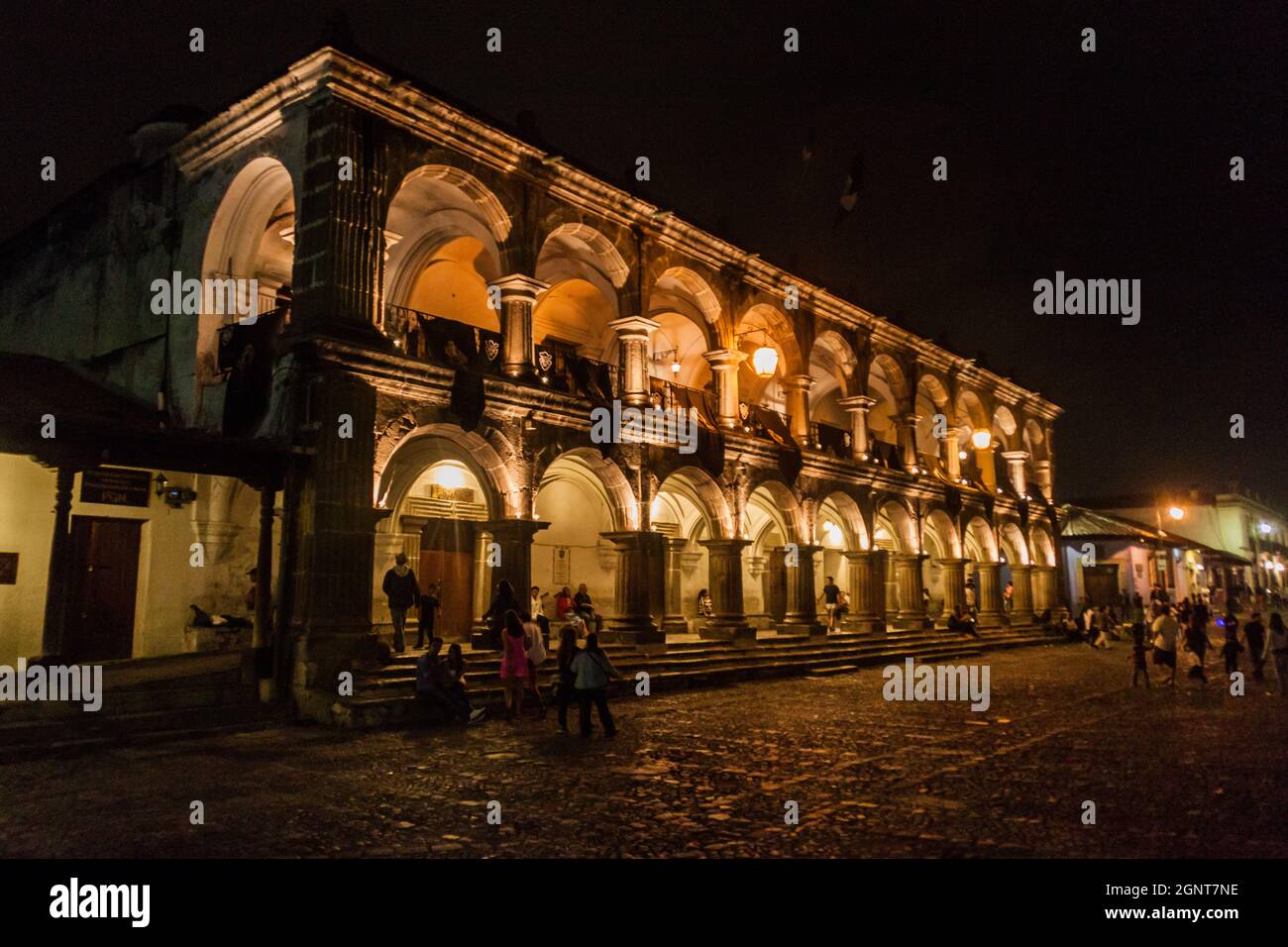 ANTIGUA, GUATEMALA - 26. MÄRZ 2016: Nachtansicht des Palacio del Ayuntamiento in Antigua Guatemala-Stadt, Guatemala. Stockfoto