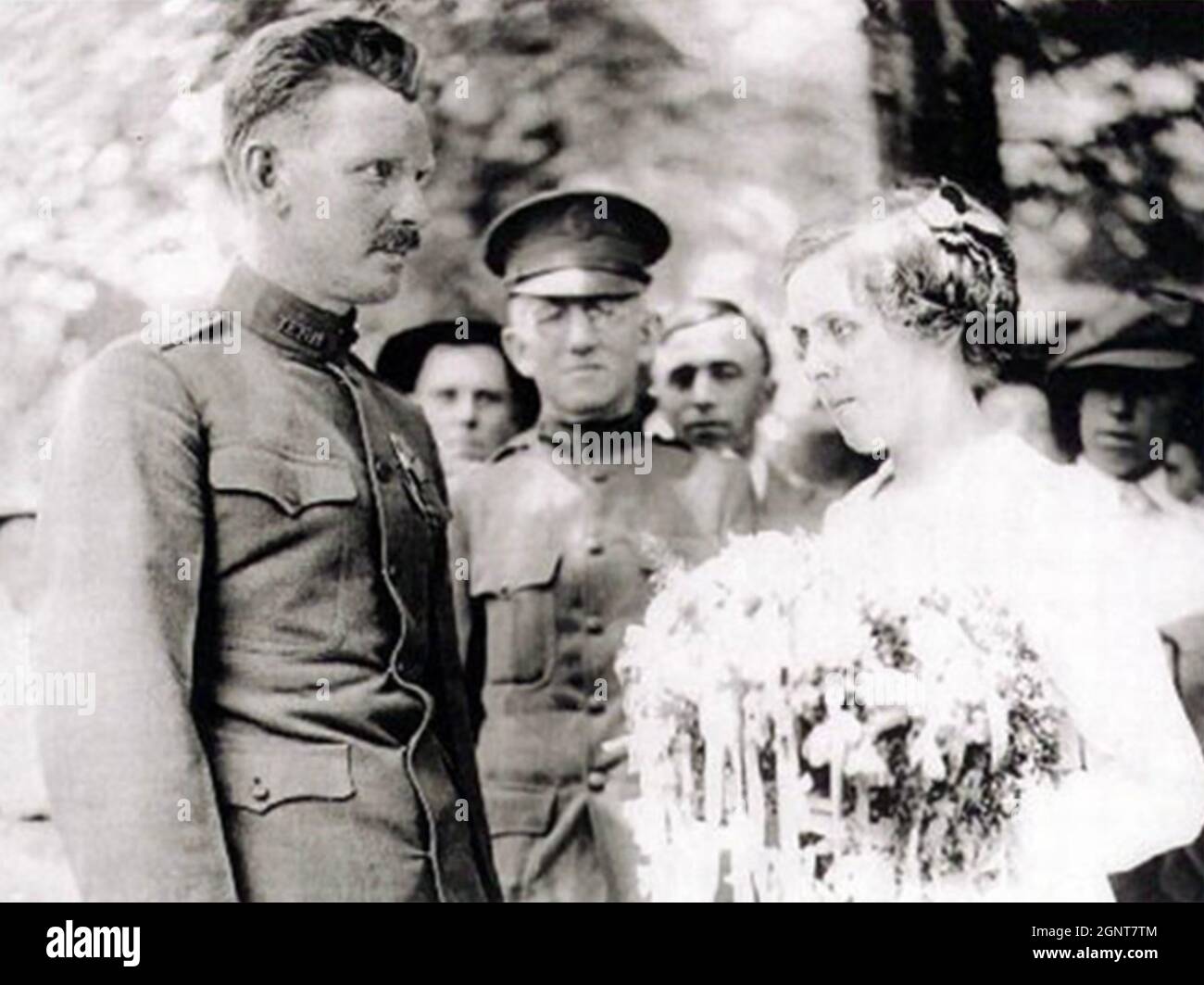 ALVIN YORK (1887-1964) einer der am meisten dekorierten amerikanischen Soldaten des Ersten Weltkriegs. Hochzeitsfoto mit Braut Gracie Williams im Jahr 1919. Stockfoto