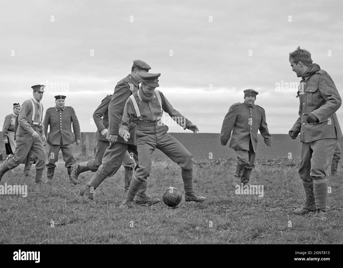 WEIHNACHTSFRIEDEN 24-26. Dezember 1914. Einer von mehreren inoffiziellen Truces des Ersten Weltkriegs in dieser Zeit. Britische und deutsche Soldaten spielen Fußball. Stockfoto