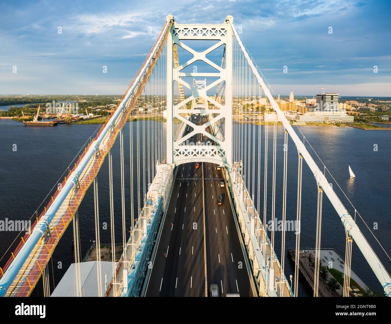 Luftaufnahme der Ben Franklin Bridge und Camden, NJ Stockfoto