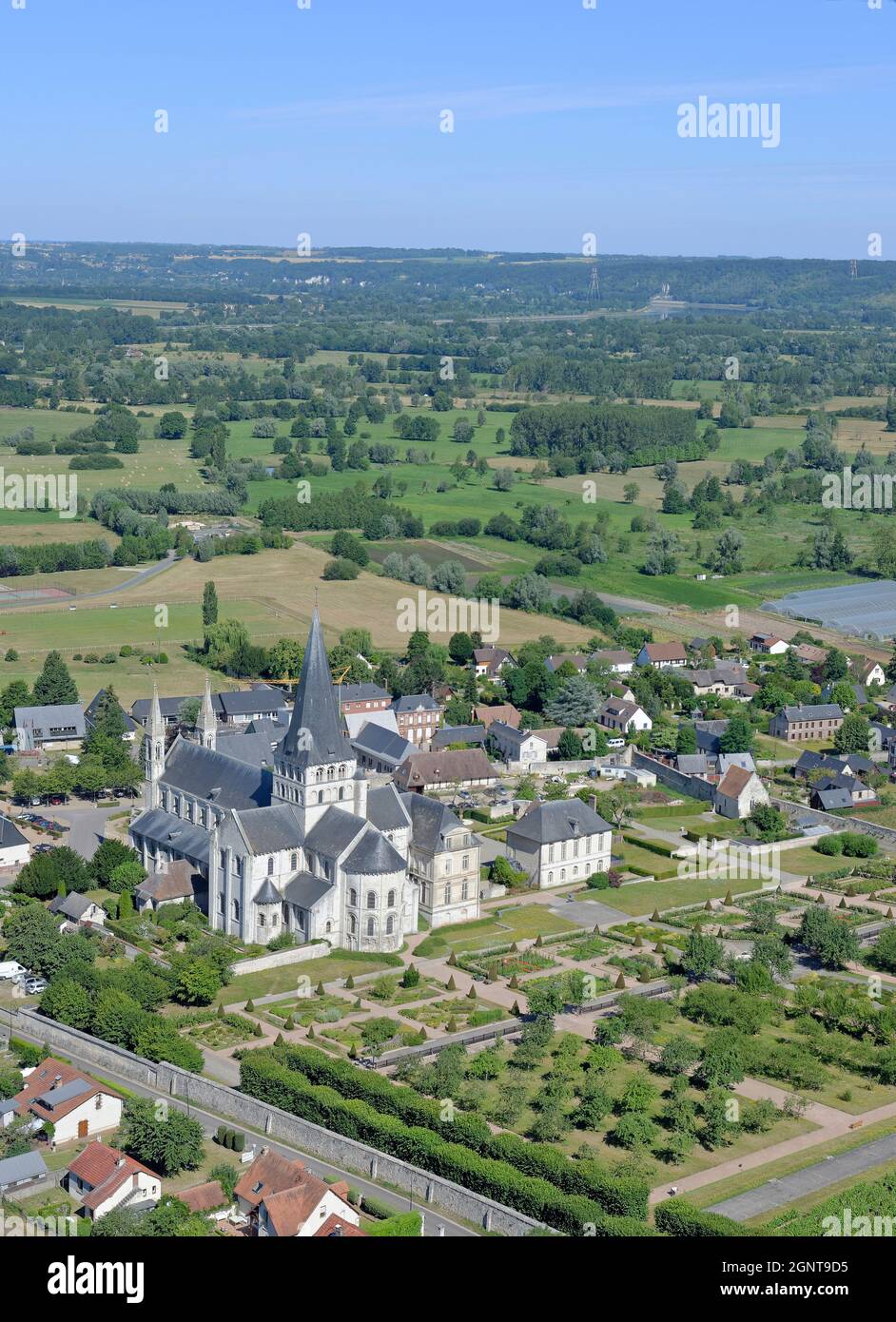 Frankreich, Calvados, Saint Martin de Boscherville, Saint Georges de Boscherville Abtei aus dem 12. Jahrhundert (Luftbild) Stockfoto