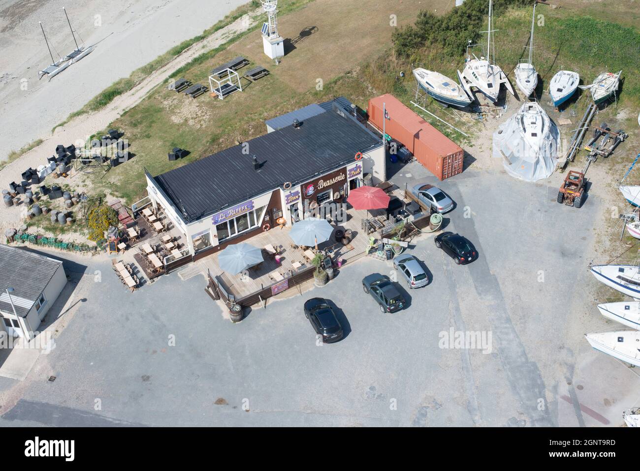 Frankreich, Manche (50), Cotentin, Portbail Portbail, Restaurant de Plage (vue aérienne) // Frankreich, Manche, Cotentin, Restaurant (Luftaufnahme) Stockfoto