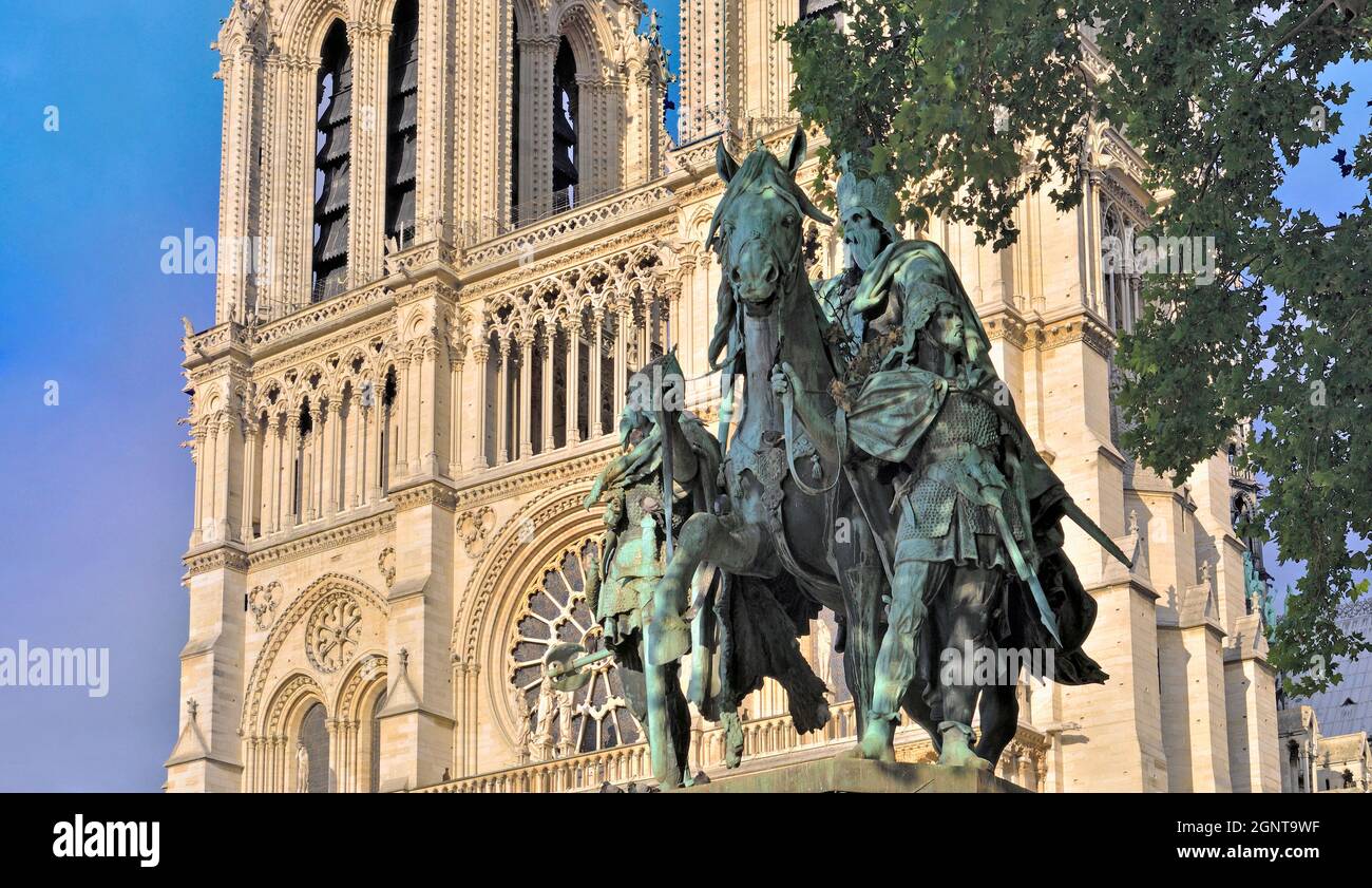 Frankreich, Paris (75), l'île de la Cité, la cathédrale Notre-Dame-de-Paris, Statue de Charlemagne sur le parvis // Frankreich, Paris, Ile de la Cité, Notre-D Stockfoto