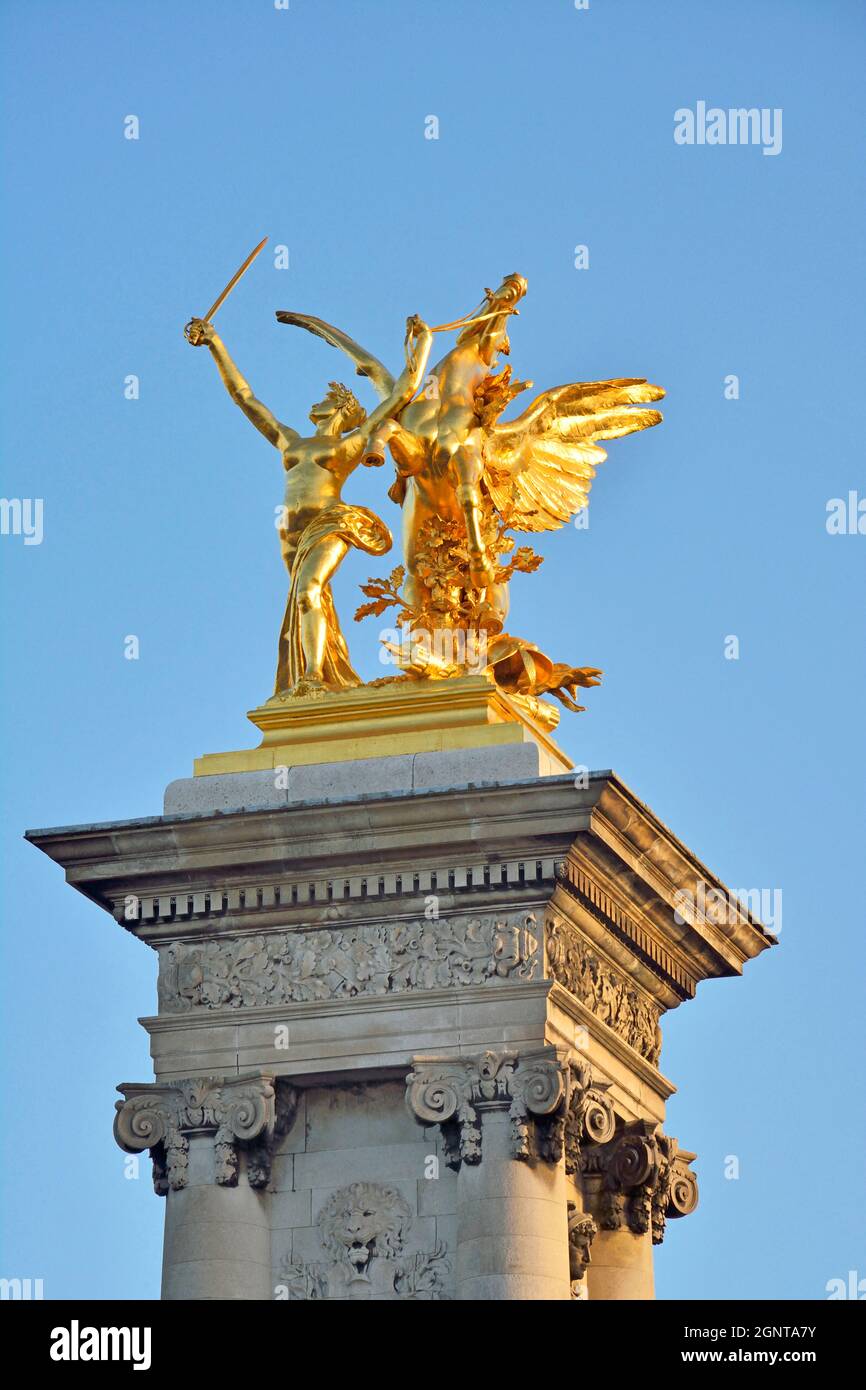 Frankreich, Paris (75), Zone classée Patrimoine Mondial de l'UNESCO, les pylônes du pont Alexandre III surmontés d'allégories de la Renommée des Arts d'EM Stockfoto