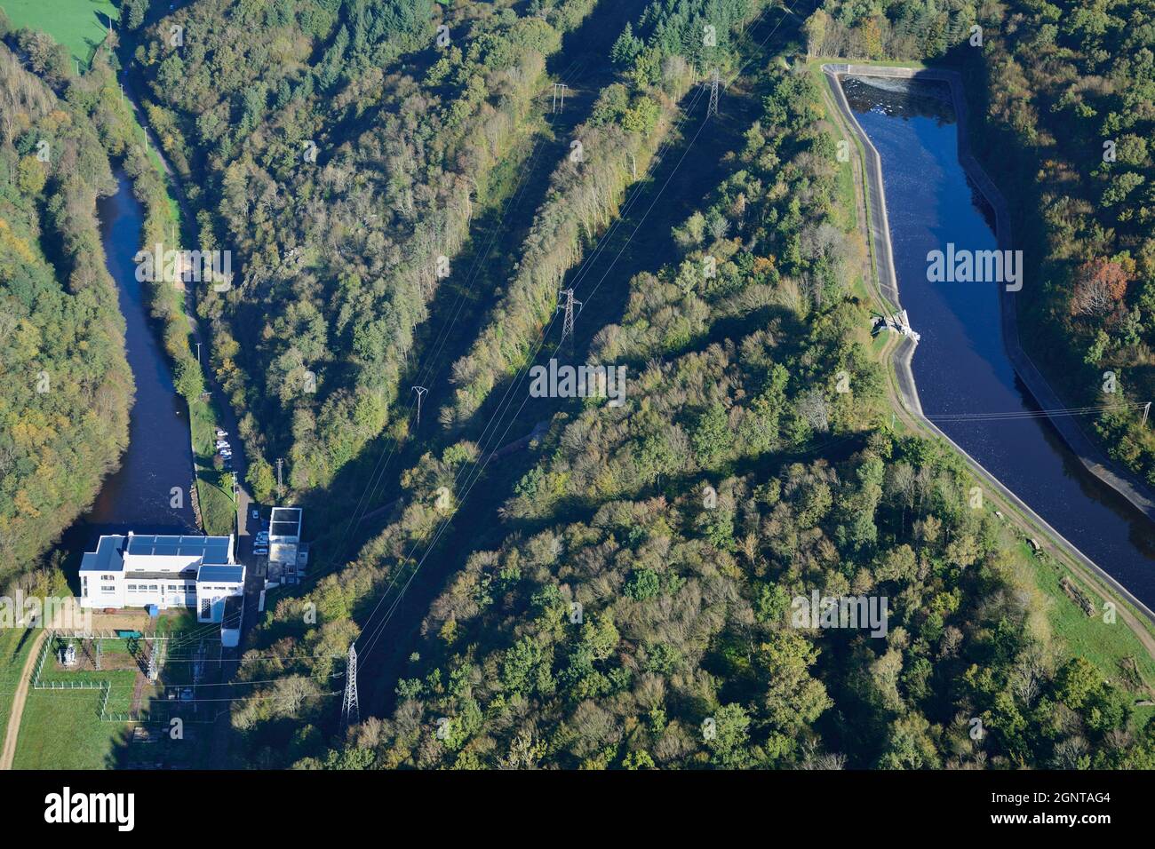 Frankreich, Yonne (89); Barrage du lac artificiel du Crescent, situé dans le Parc naturel régional du Morvan (vue aérienne) // Frankreich, Yonne, Staudamm der Stockfoto