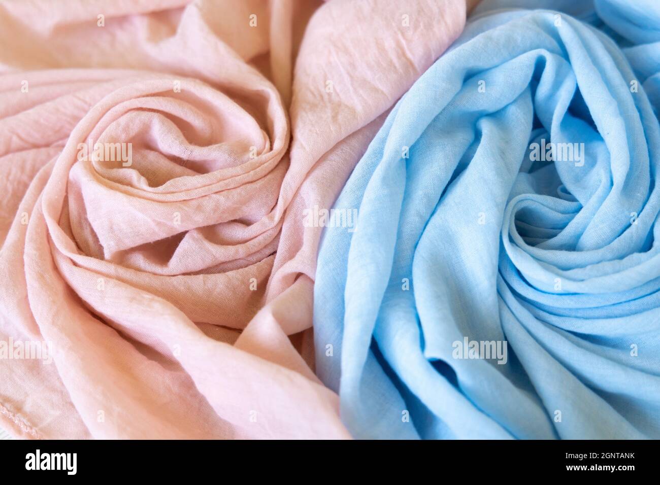 Zwei Farben Tuch Baby Junge und Baby Mädchen. Weiche Musselin Babydecke Hintergrund. Baumwollkleidung und Textilien. Natürliche Bio-Gewebe Textur. Leicht Stockfoto