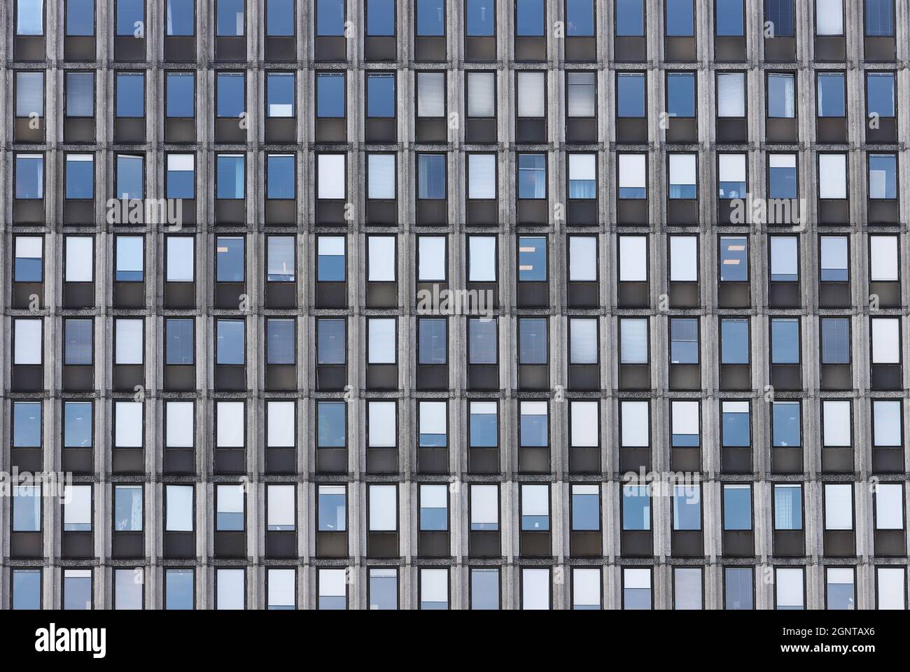 Vollansicht einer Fassade eines Bürogebäudes mit einem Muster aus Fenstern. Stockfoto
