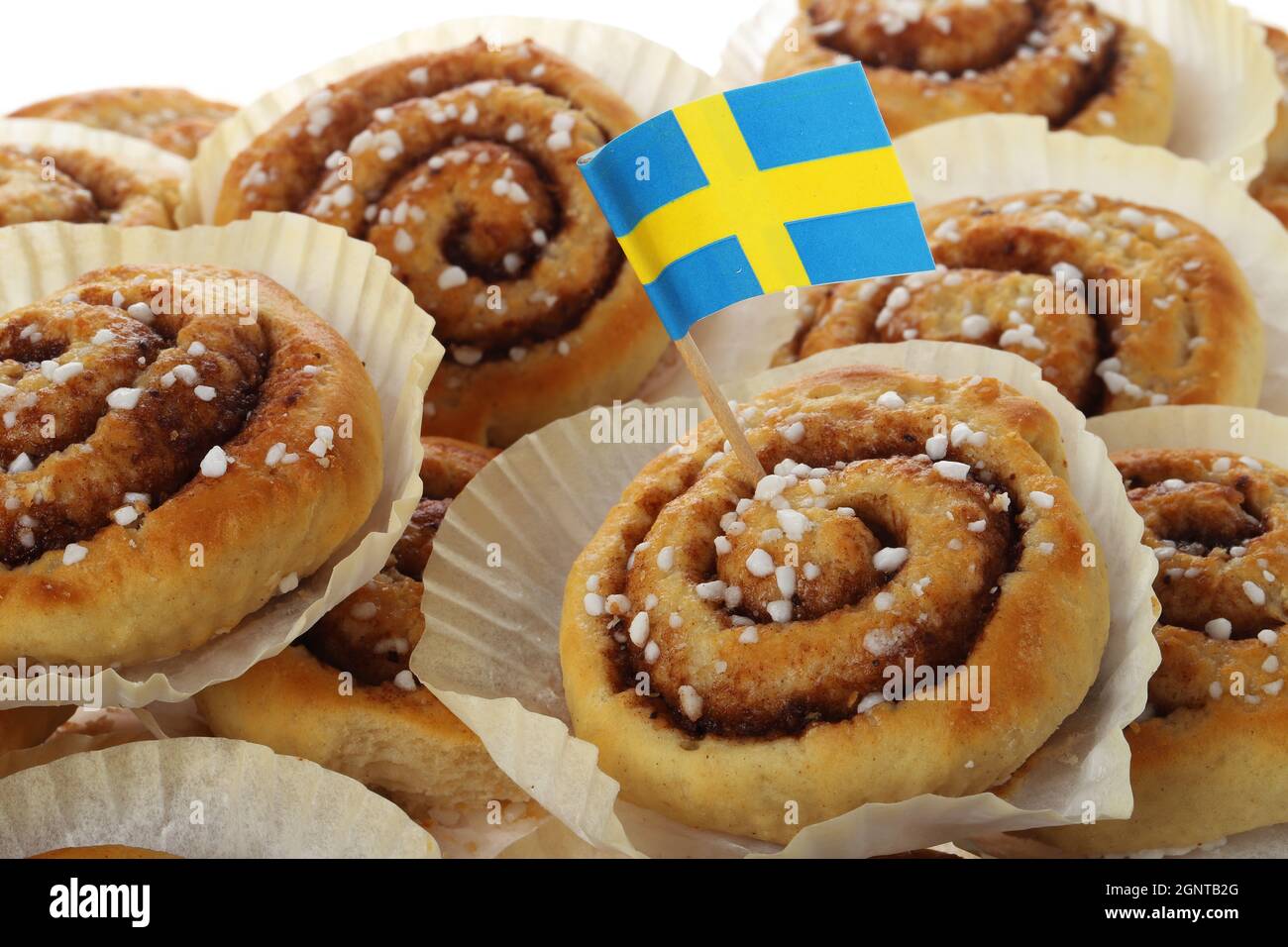 Traditionelle Zimtrollen mit einer schwedischen Flagge. Stockfoto