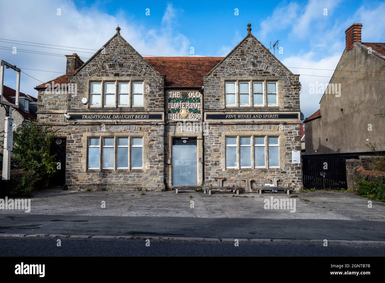 Das Äußere des Old Flower Pot Inn. 147 High Street, Kingswood, Bristol. BS15 4AQ. (September 2021) Stockfoto