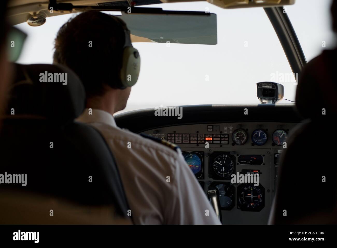 Piloten im Cockpit während eines kommerziellen Fluges Stockfoto