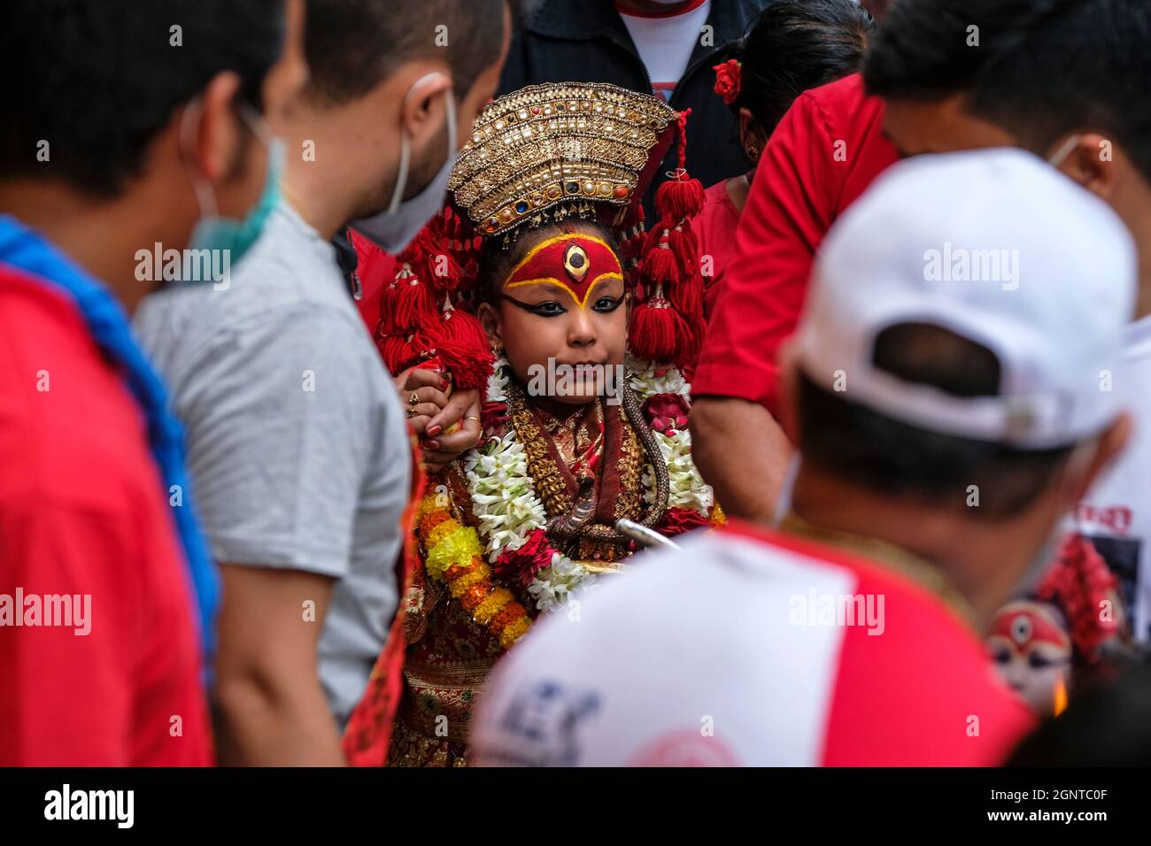 Kathmandu, Nepal - 2021. September: Die lebende Göttin Kumari während des jährlichen Indra-Jatra-Festivals auf dem Durbar-Platz in Kathmandu, Nepal Stockfoto
