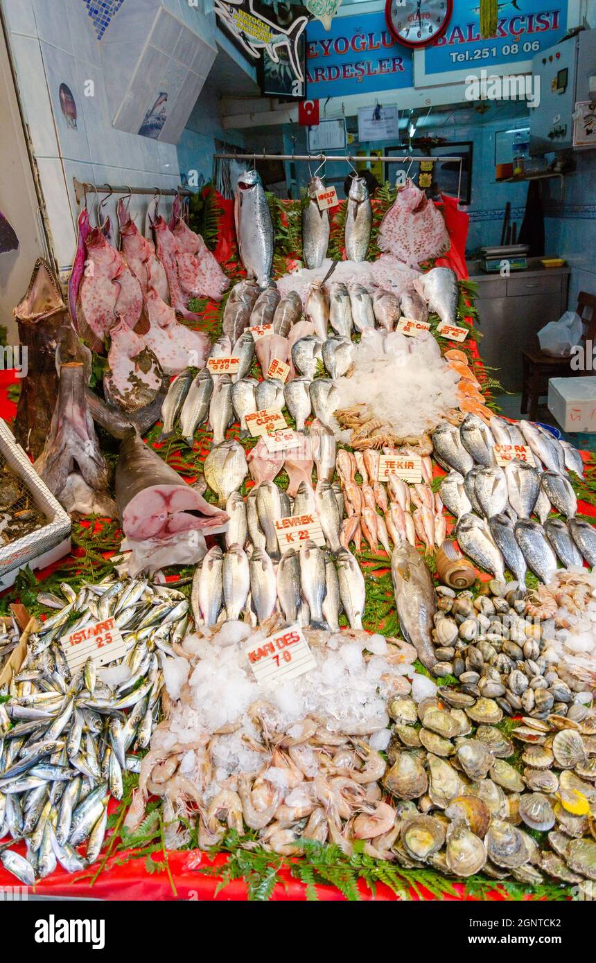 Stand mit Fisch und Meeresfrüchten auf dem offenen Markt in Istnbul, Türkei. Stockfoto