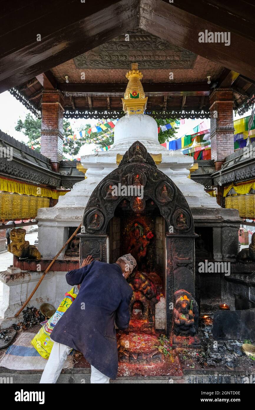 Kathmandu, Nepal - 2021. September: Besucher der Swayambhunath Stupa. Es ist ein alter religiöser Komplex in Kathmandu, Nepal. Stockfoto